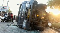 Demo Omnibus Law Ricuh, Mobil Polisi Hancur Dirusak Massa