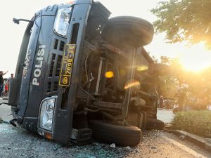 Demo Omnibus Law Ricuh, Mobil Polisi Hancur Dirusak Massa