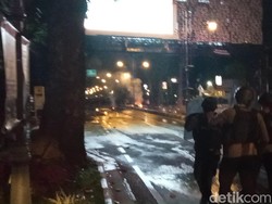 Bertahan di Kawasan Dago, Massa Lempari Polisi-Bakar Kursi