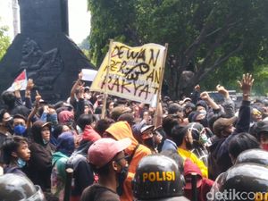 Demo di Semarang Ricuh, Ada Lemparan Batu dan Lampu DPRD Jateng Pecah