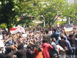 Massa Demo Omnibus Law Robohkan Pagar DPRD Jateng, Ada Korban Luka