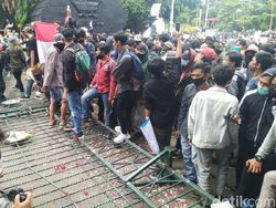 Video Demo di Semarang: DPRD Jateng Dicoret-coret, Pagar Dirobohkan