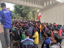 Massa Demo Tolak Omnibus Law Jebol Gerbang DPRD Sukabumi