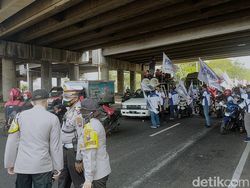 Puluhan Buruh Konvoi di Surabaya Tolak Omnibus Law Cipta Kerja