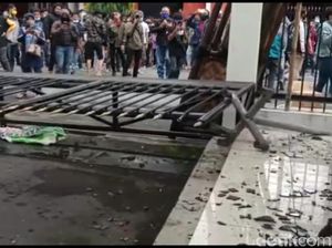 Demo Tolak Omnibus Law di Tasik Ricuh, Pagar-Pos Satpam DPRD Rusak