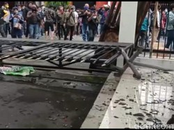 Demo Tolak Omnibus Law di Tasik Ricuh, Pagar-Pos Satpam DPRD Rusak