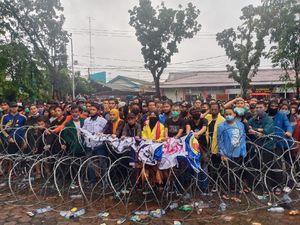 Unjuk Rasa Tolak UU Cipta Kerja di Padang Sempat Diwarnai Aksi Lempar Botol Unjuk Rasa Tolak UU Cipta Kerja di Padang Sempat Diwarnai Aksi Lempar Botol