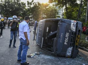 Mobil Polisi jadi Sasaran Aksi Tolak UU Omnibus Law di Jakarta