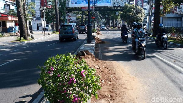 Deretan Pot Bunga di Dago Rusak