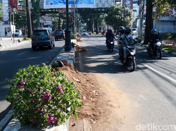 Deretan Pot Bunga di Dago Rusak