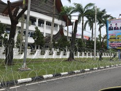 Ada Rencana Aksi Tolak UU Ciptaker, Gedung DPRD Sumbar Dipagari Kawat Berduri