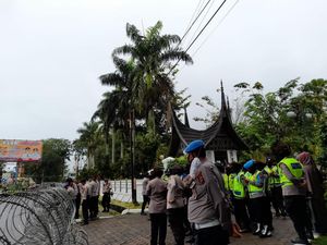Demo Omnibus Law di DPRD Sumbar Ricuh, Massa Rusak Kawat Berduri