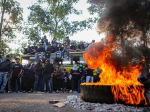 Duduki Bus-Bakar Ban, Mahasiswa Tangerang Tolak UU Ciptaker Duduki Bus-Bakar Ban, Mahasiswa Tangerang Tolak UU Ciptaker