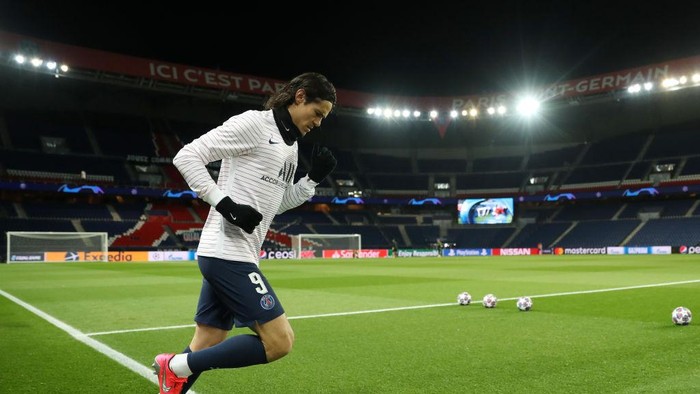 PARIS, FRANCE - MARCH 11: (FREE FOR EDITORIAL USE) In this handout image provided by UEFA, Edinson Cavani of Paris Saint-Germain runs out to warm up prior to the UEFA Champions League round of 16 second leg match between Paris Saint-Germain and Borussia Dortmund at Parc des Princes on March 11, 2020 in Paris, France. The match is played behind closed doors as a precaution against the spread of COVID-19 (Coronavirus).  (Photo by UEFA - Handout/UEFA via Getty Images)