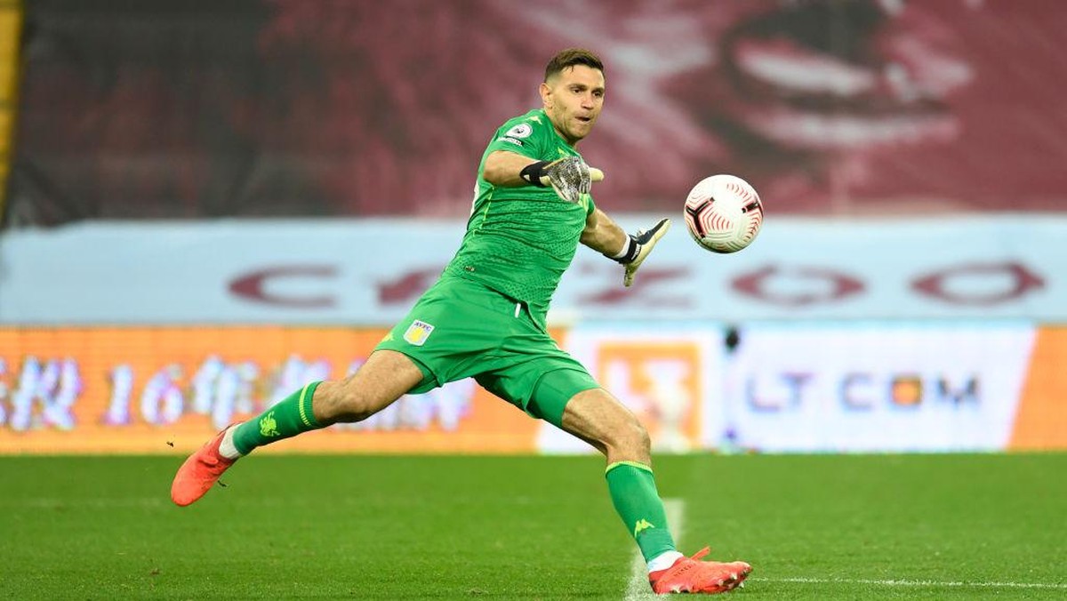 Arsenal dinilai sudah membuat kesalahan dengan melepas Emiliano Martinez (Foto: Getty Images/Pool)