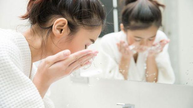 Ini adalah skincare yang paling penting untuk digunakan! Facial foam atau sabun cuci muka berfungsi untuk membersihkan kulit dari debu, polusi, kotoran, minyak, hingga sisa makeup.