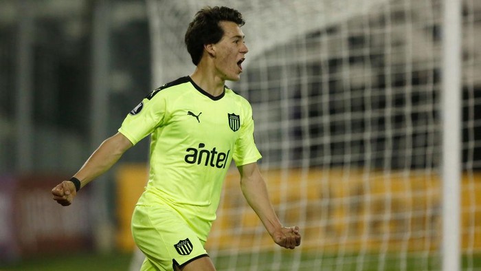 SANTIAGO, CHILE - SEPTEMBER 15: Facundo Pellistri of Peñarol celebrates after scoring the first goal of his team during a group C match between Colo Colo and Peñarol as part of Copa CONMEBOL Libertadores 2020 at Estadio Monumental on September 15, 2020 in Santiago, Chile. (Photo by Marcelo Hernandez/Getty Images)