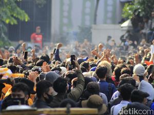 Demonstran Kembali Ricuh di Bandung, Polisi Tembakkan Gas Air Mata