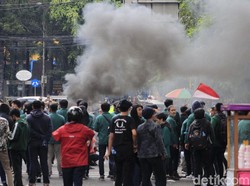 Aksi Demonstran Tolak UU Omnibus Law di Bandung Kembali Ricuh!