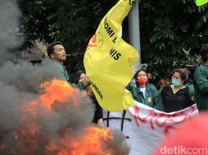 Mahasiswa Bandung Kembali Kepung Gedung DPRD Jawa Barat Mahasiswa Bandung Kembali Kepung Gedung DPRD Jawa Barat