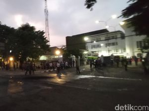 Demonstran Berhasil Dipukul Mundur, Gedung DPRD Jabar Masih Dijaga Polisi Demonstran Berhasil Dipukul Mundur, Gedung DPRD Jabar Masih Dijaga Polisi