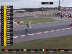 Heboh Pebalap Lempar Bumper ke Lawan di Tengah Balapan