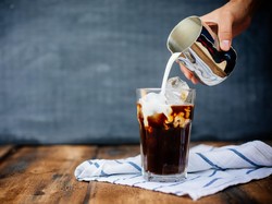 Minum Kopi Susu Tiap Hari Bantu Turunkan Berat Badan Dok?