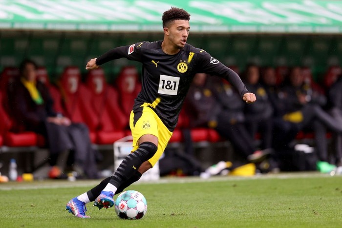 AUGSBURG, GERMANY - SEPTEMBER 26: Jadon Malik Sancho of Dortmund runs with the ball during the Bundesliga match between FC Augsburg and Borussia Dortmund at WWK-Arena on September 26, 2020 in Augsburg, Germany. (Photo by Alexander Hassenstein/Getty Images)
