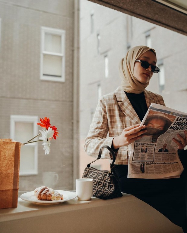 Terbatasnya tempat untuk melakukan photoshoot, Ana pun memanfaatkan jendela yang ada di kamar hotelnya.