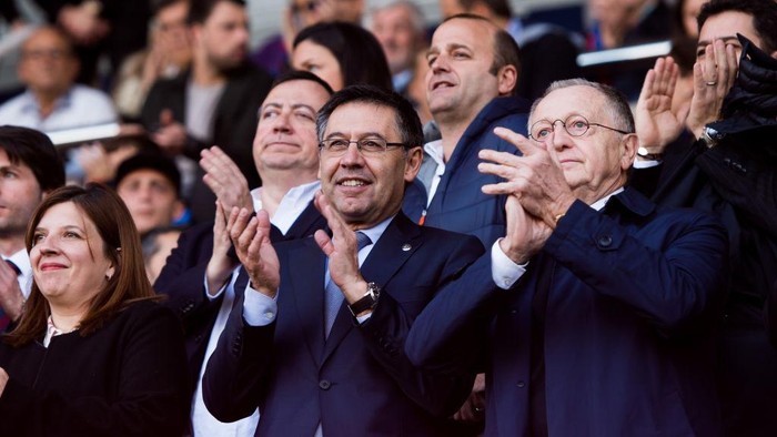 BARCELONA, SPAIN - MARCH 28: President Josep Maria Bartomeu of FC Barcelona applauds before the UEFA Womens Champions League Quarter Final 2nd Leg match between FC Barcelona Women and Olympique Lyon Women at Mini Estadi on March 28, 2018 in Barcelona, Spain. (Photo by Alex Caparros/Getty Images)