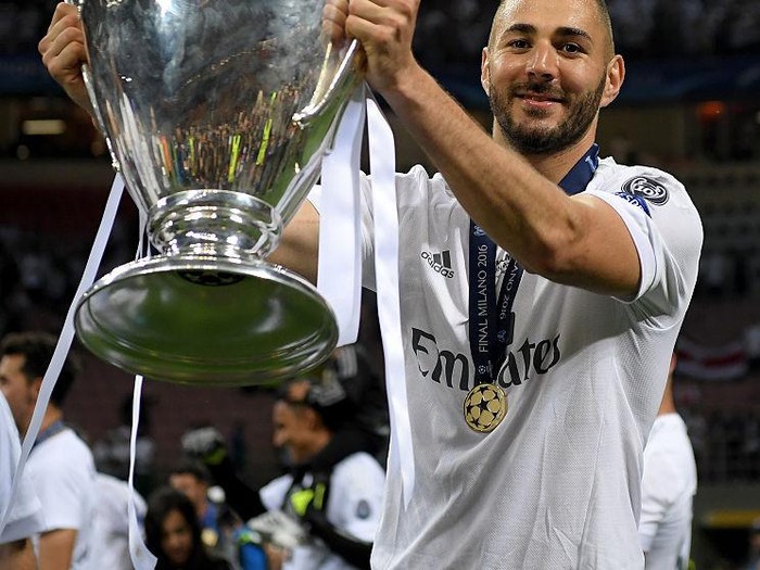 MADRID, SPAIN - NOVEMBER 26: Karim Benzema of Real Madrid celebrates after scoring his team's first goal during the UEFA Champions League group A match between Real Madrid and Paris Saint-Germain at Bernabeu on November 26, 2019 in Madrid, Spain. (Photo by Angel Martinez/Getty Images)