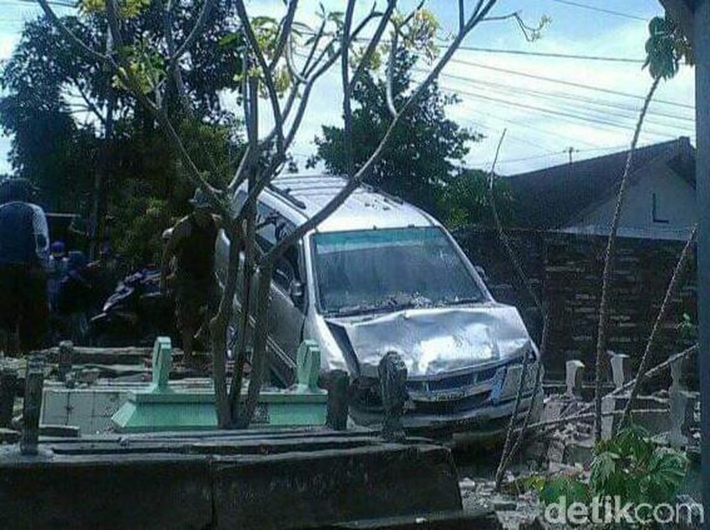 MPV Tabrak Tembok Makam di Tulungagung, Sopir Tewas