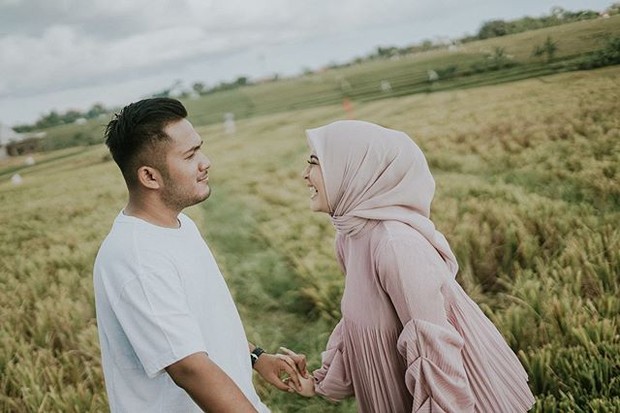 Kesha Ratuliu & Adhi Permana/Foto: Instagram.com/kesharatuliu05 Kesha Ratuliu dan Adhi Permana foto prewedding di Bali