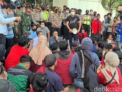 Ditemani Kapolres, Ketua DPRD Kabupaten Sukabumi Temui Demonstran