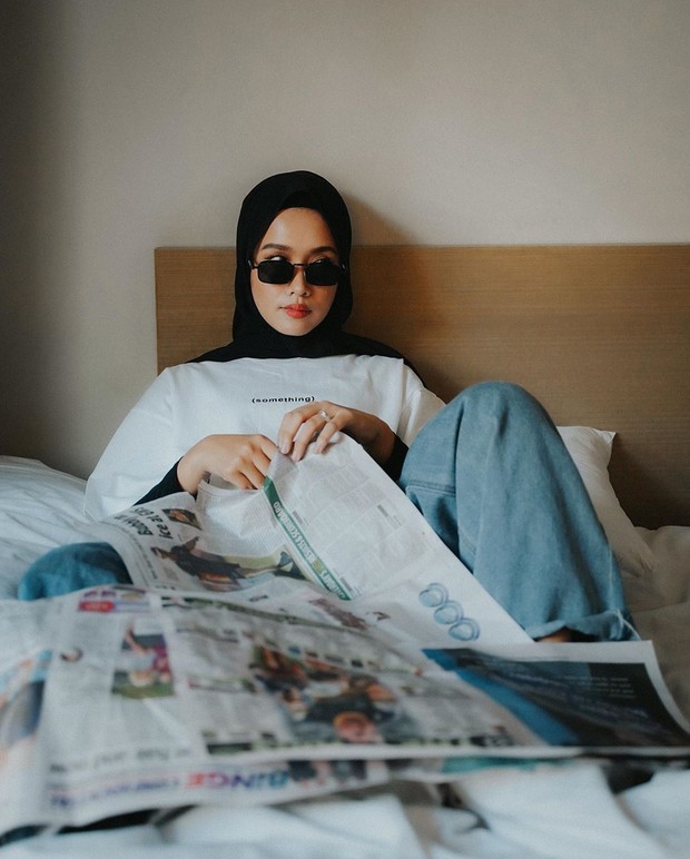 meskipun foto hanya di atas kasur dan menggunakan koran yang bertebaran hasil fotonya pun sangat mengesankan