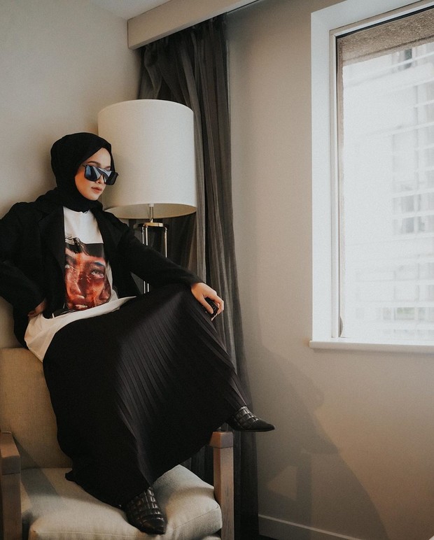 Saat hari keduanya, Ana pun menggunakan kursi dan lampu saat melakukan photoshoot mandirinya.