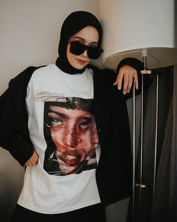 Dihari pertamanya Ana memanfaatkan lampu dan tembok yang ada di hotel sebagai properti photoshootnya.