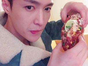 Lay EXO Ultah ke-29, Begini Momennya Saat Lahap Hot Dog Lay EXO Ultah ke-29, Begini Momennya Saat Lahap Hot Dog