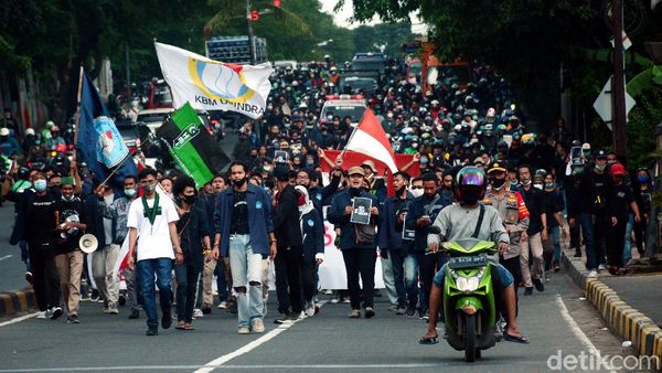 Mahasiswa di Jakarta Turun ke Jalan Tolak Omnibus Law UU Ciptaker