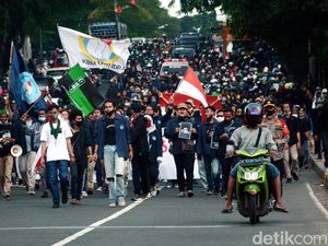 Mahasiswa di Jakarta Turun ke Jalan Tolak Omnibus Law UU Ciptaker Mahasiswa di Jakarta Turun ke Jalan Tolak Omnibus Law UU Ciptaker