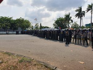 Mahasiswa Bekasi Long March di Jababeka, Polisi Memblokade