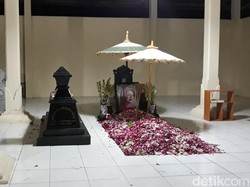 Kunjungi Jateng, Jokowi Sempatkan Ziarah Makam Orang Tua di Karanganyar