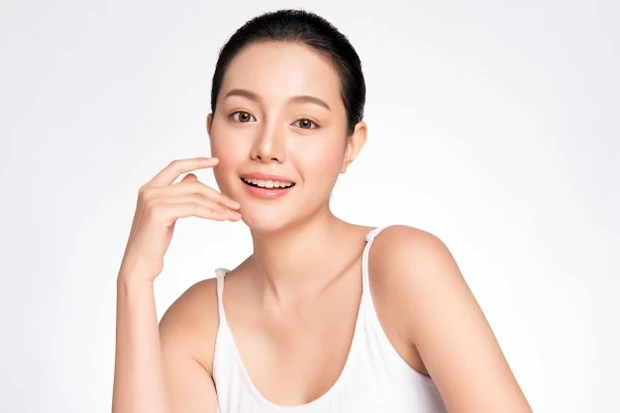 kandungan vitamin C di dalam serum Hanasui ini bisa membantu kolagen supaya terbentuk lebih cepat.