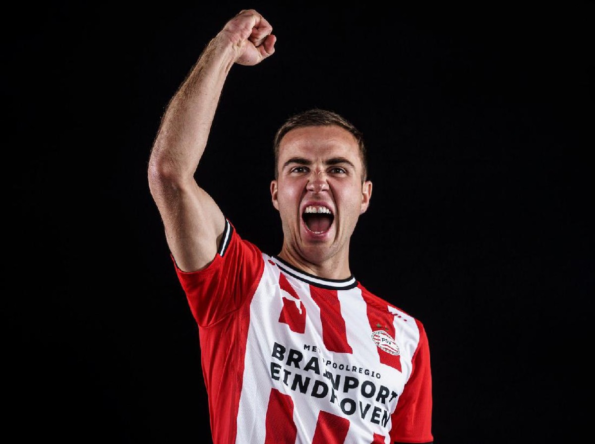 Goetze resmi berseragam PSV. Foto: Twitter @PSV