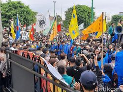 Massa Aksi Tolak Omnibus Law Geruduk DPRD Banyumas