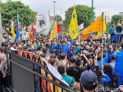 Massa Aksi Tolak Omnibus Law Geruduk DPRD Banyumas