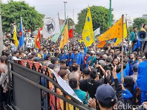 Massa Aksi Tolak Omnibus Law Geruduk DPRD Banyumas Massa Aksi Tolak Omnibus Law Geruduk DPRD Banyumas