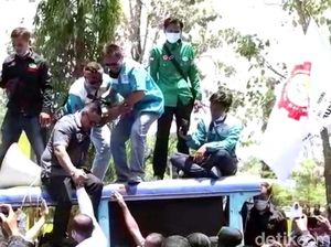 Ketua DPRD Kabupaten Sukabumi Diturunkan Demonstran