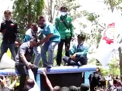 Ketua DPRD Kabupaten Sukabumi Diturunkan Demonstran