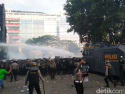 Demo Omnibus Law di DPRD Jateng Ricuh, Polisi Tembakkan Gas Air Mata